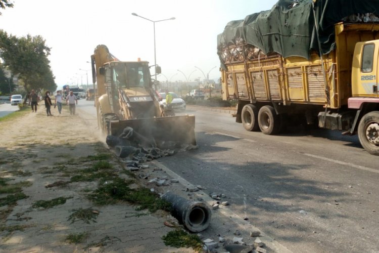 Bursa'da kamyondan devrilen beton b&uuml;zler Ankara yolunda ulaşımı aksattı