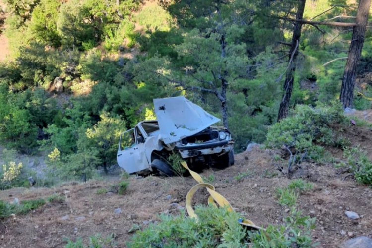 U&ccedil;uruma yuvarlanan otomobilin s&uuml;r&uuml;c&uuml;s&uuml; &ouml;ld&uuml;