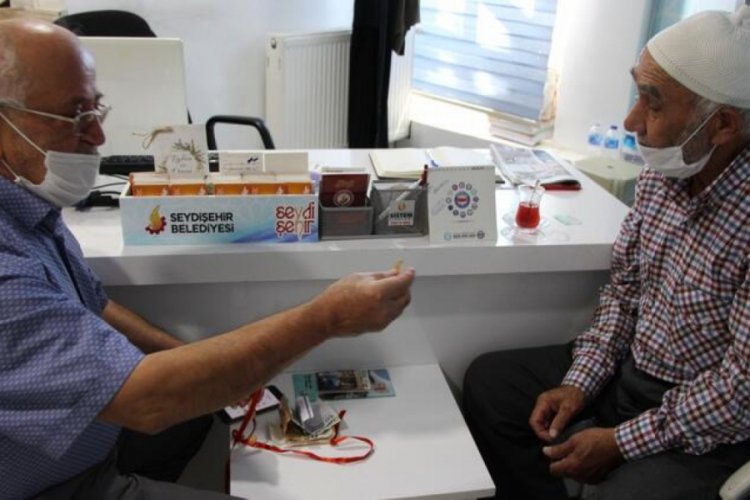 Parkta bulduğu altın ve d&ouml;viz dolu &ccedil;antayı sahibine teslim etti