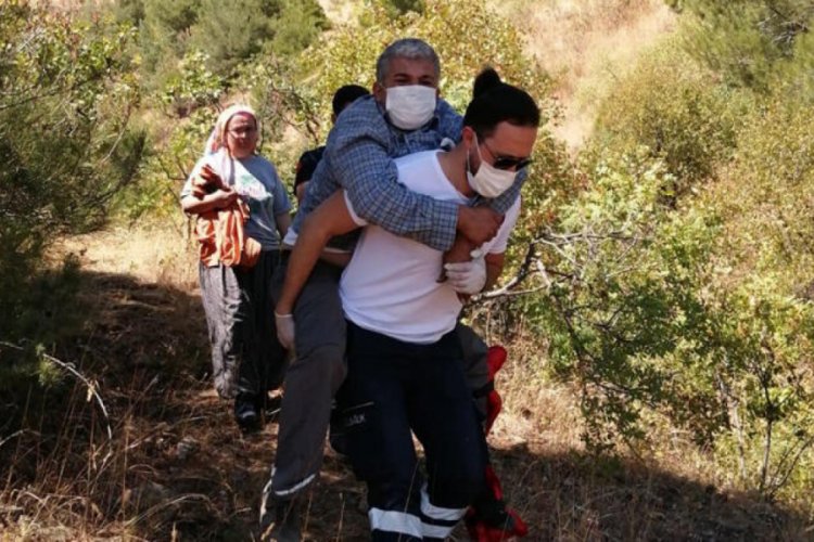 Ambulans şof&ouml;r&uuml;, hastayı 1 kilometre sırtında taşıdı