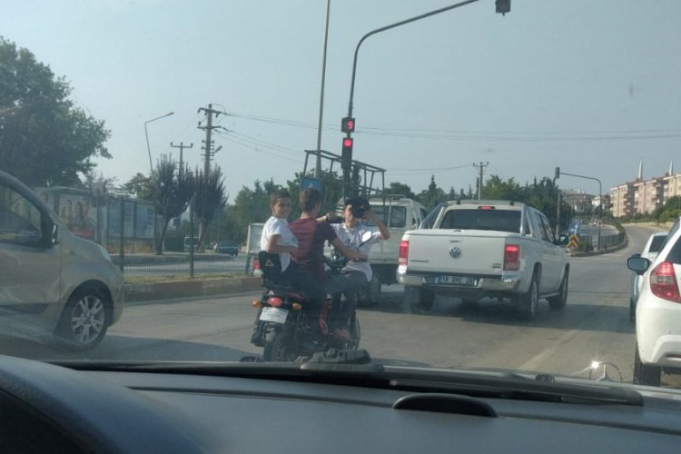 Bursa'da 3 çocuğun elektrikli bisikletle tehlikeli yolculuğu kamerada