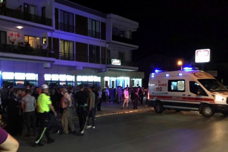 Sakarya'da marketten &ccedil;ıkan &ccedil;ocuklara motosiklet &ccedil;arptı