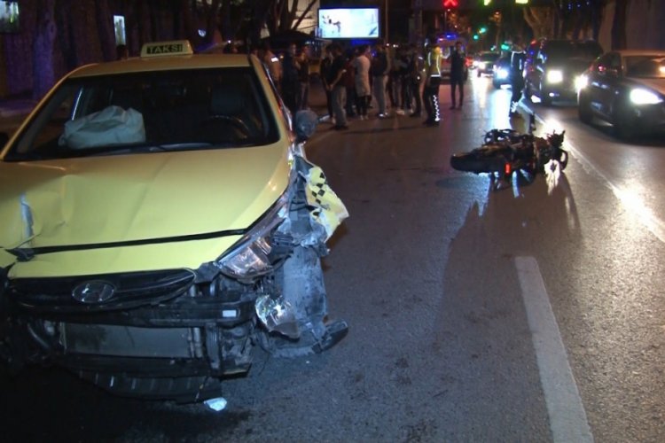 Ticari taksi ve motosiklet kafa kafaya &ccedil;arpıştı:1 yaralı