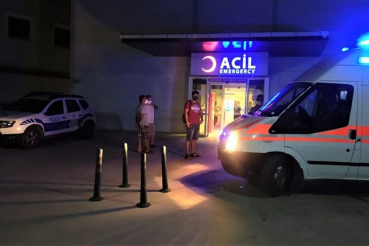 Ehliyetsiz ve alkoll&uuml; s&uuml;r&uuml;c&uuml; kafe &ouml;n&uuml;nde oturanlara &ccedil;arptı: 5 yaralı