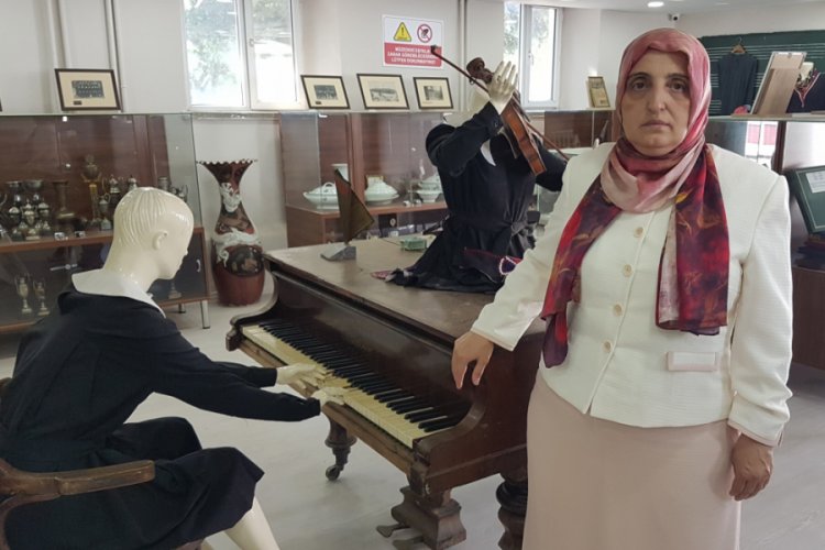 Bursa Kız Lisesi m&uuml;zesindeki eserlerle tarihe ışık tutuyor