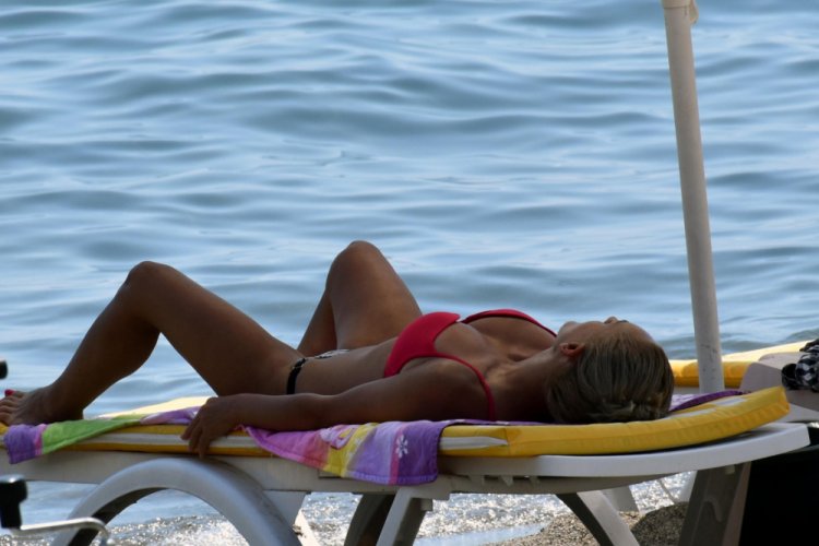 Marmaris'te g&uuml;nd&uuml;z plaj ve havuz başları, akşam sokaklar dolu