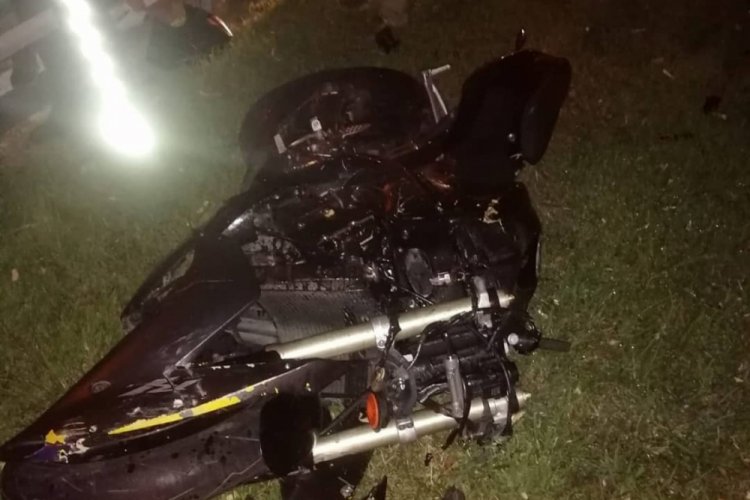 Savrulan motosiklet bariyerlere &ccedil;arptı: 2 &ouml;l&uuml;