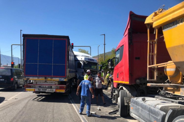 Bursa'da tırların karıştığı zincirleme kazada faciadan d&ouml;n&uuml;ld&uuml;: 1 yaralı