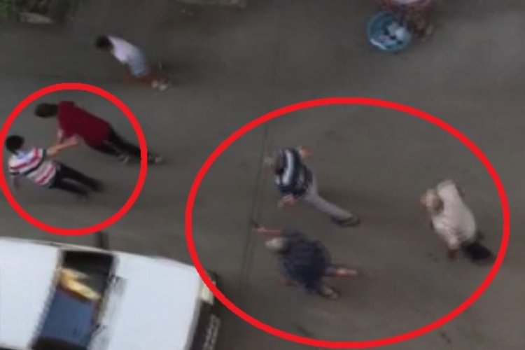 Bursa'da sokakta top oynayan kardeşleri d&ouml;v&uuml;p bı&ccedil;akla kovalamışlardı serbest kaldılar