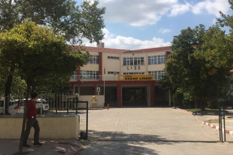 Hastalanan &ouml;ğretmenin testi negatif &ccedil;ıktı, okuldaki 28 &ouml;ğretmen tedbiren karantinada