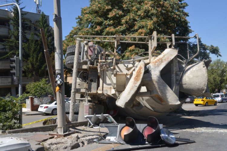 Freni boşalan beton mikseri 2 otomobile &ccedil;arptı