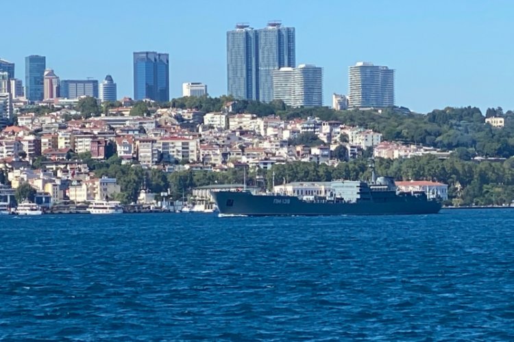 Rus savaş gemisi İstanbul Boğazı'ndan ge&ccedil;ti