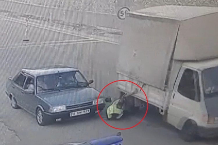 Bursa'da kamyonetin denetim yapan uzman erbaşa &ccedil;arpma anı kamerada
