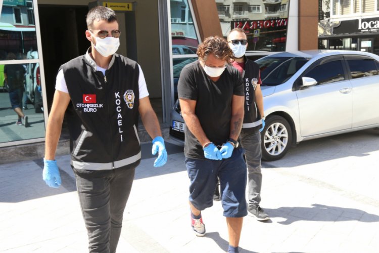 Kocaeli'nde &ccedil;aldıkları otomobille yakalanan 2 kişi tutuklandı