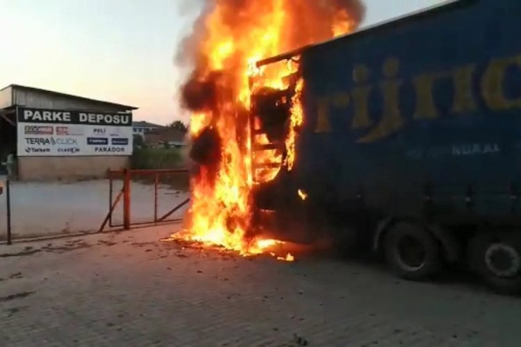 Bursa'da mobilya y&uuml;kl&uuml; kamyon alev alev yandı