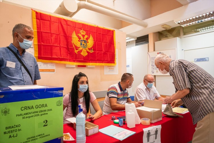 Karadağ halkı Kovid-19 g&ouml;lgesinde sandık başına gitti
