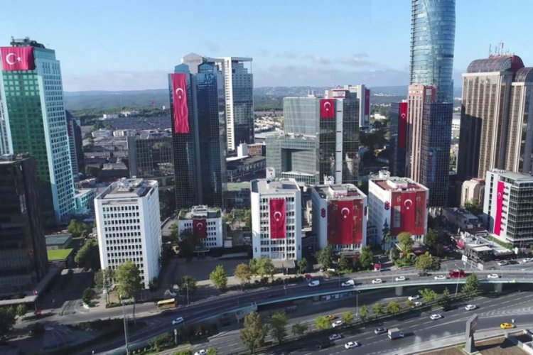 G&ouml;kdelenler, dev T&uuml;rk bayraklarıyla donatıldı