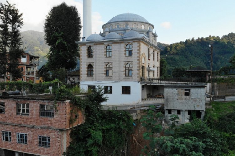 D&uuml;kkanını selde kaymasın diye camiye iple bağladı