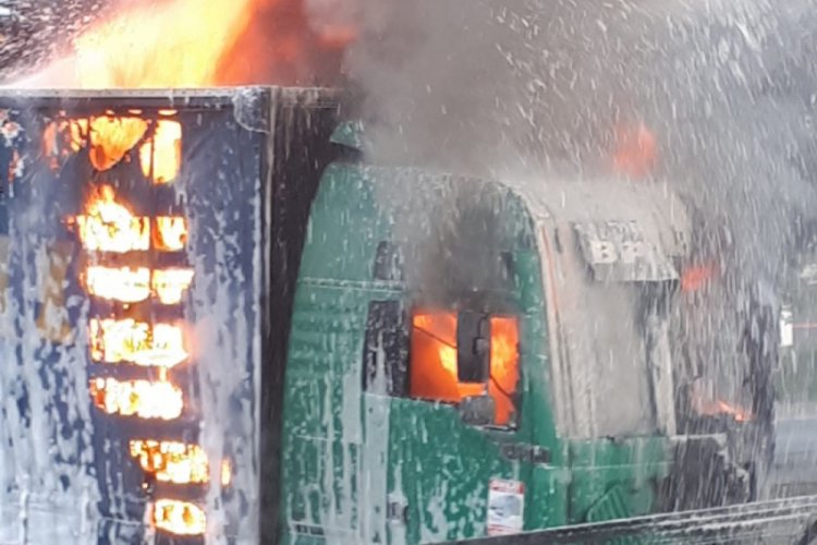 Bursa'da alev topuna d&ouml;nd&uuml;! Saniye saniye kameraya yansıdı