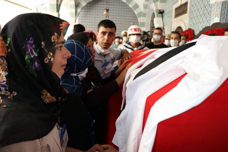 Mersinli şehit nişan kıyafetiyle uğurlandı