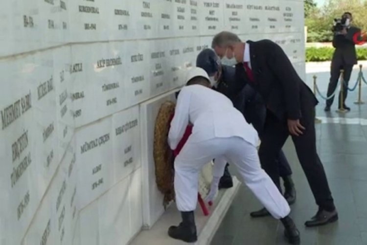 Bakan Akar, Devlet Mezarlığı'nı ziyaret etti
