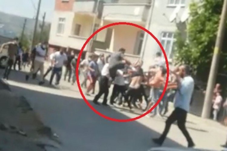Park meselesi y&uuml;z&uuml;nden iki aile sokakta birbirine girdi