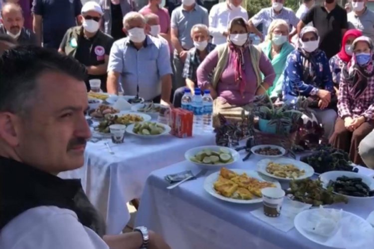 Bakan Pakdemirli Giresun'un Sayca k&ouml;y&uuml;nde fındık &uuml;reticileri ile buluştu