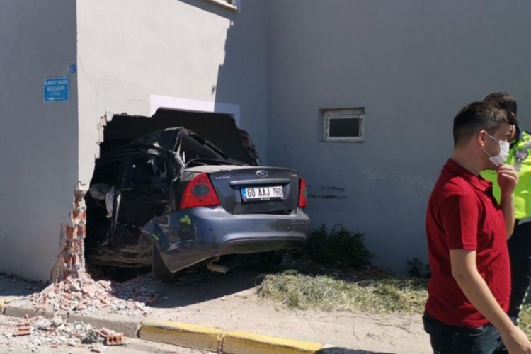 Otomobil yatak odasına girdi, faciadan d&ouml;n&uuml;ld&uuml;