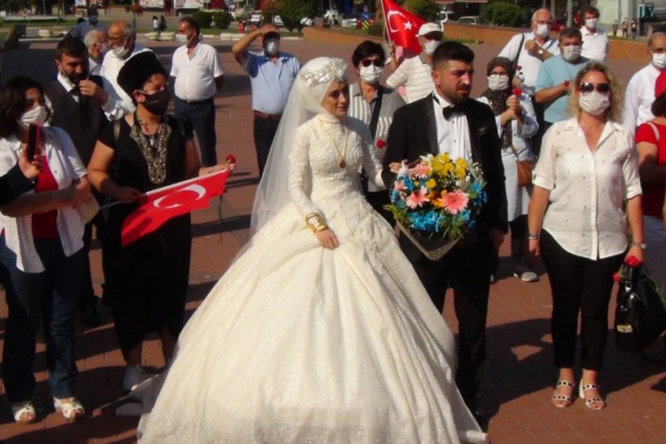Bursa'da gelin ve damat Zafer Bayramı coşkusuna ortak oldu