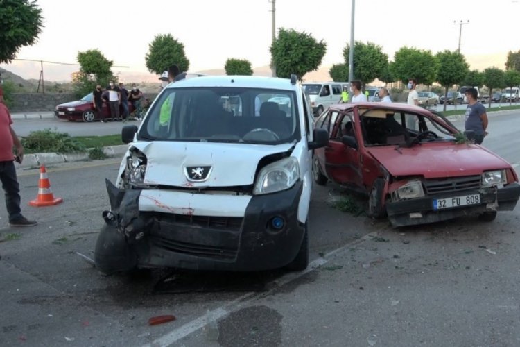 Kontrolden &ccedil;ıkan otomobil karşı şeride ge&ccedil;ti: 3 yaralı