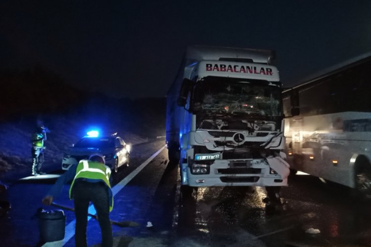 TEM otoyolunda tır kamyona arkadan &ccedil;arptı: 1 yaralı