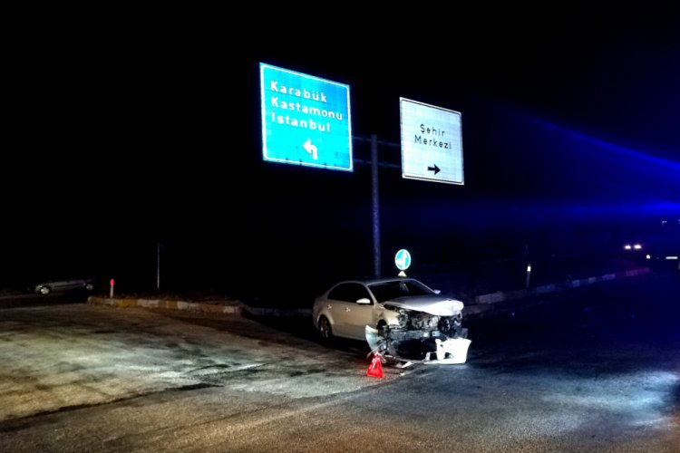 İki otomobil kavşakta &ccedil;arpıştı: 4 yaralı