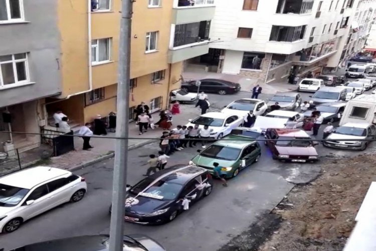 D&uuml;ğ&uuml;n konvoyu i&ccedil;in yolu kapattılar, halay &ccedil;ektiler