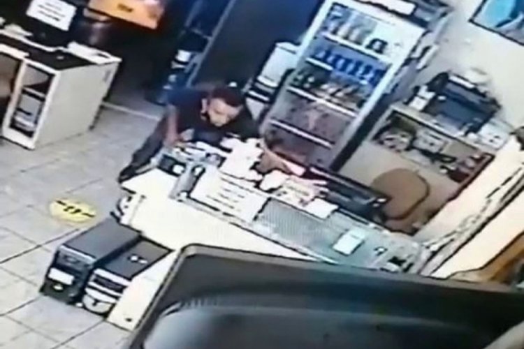 Sadaka kutusu &ccedil;alan hırsız kamerada