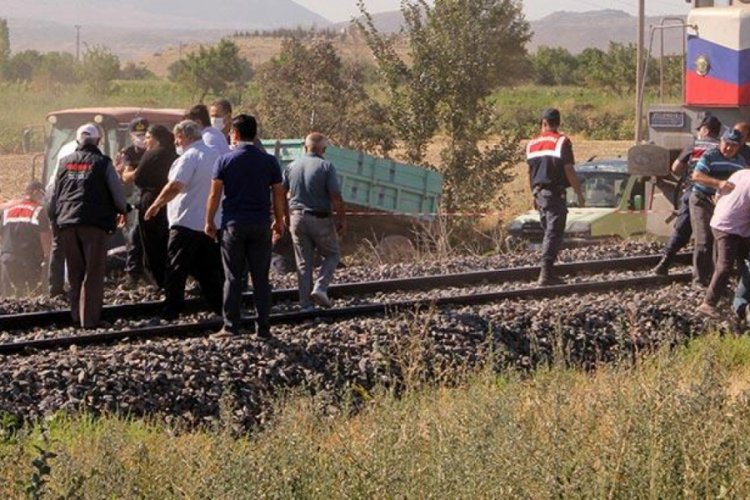 Lokomotifin &ccedil;arptığı iki &ccedil;ocuktan biri &ouml;ld&uuml;