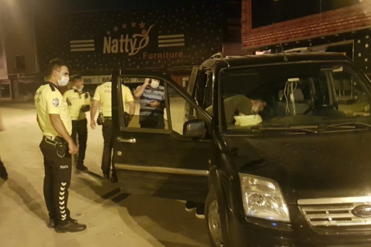 Bursa'da polisin durdurduğu otomobilden uyuşturucu &ccedil;ıktı