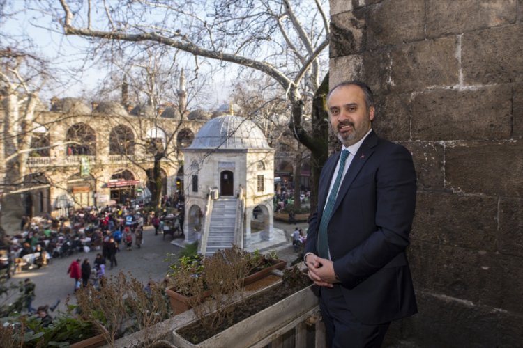 Bursa'da &Ccedil;arşı ve Hanlar B&ouml;lgesi'nde sil&uuml;eti bozan yapılar temizleniyor