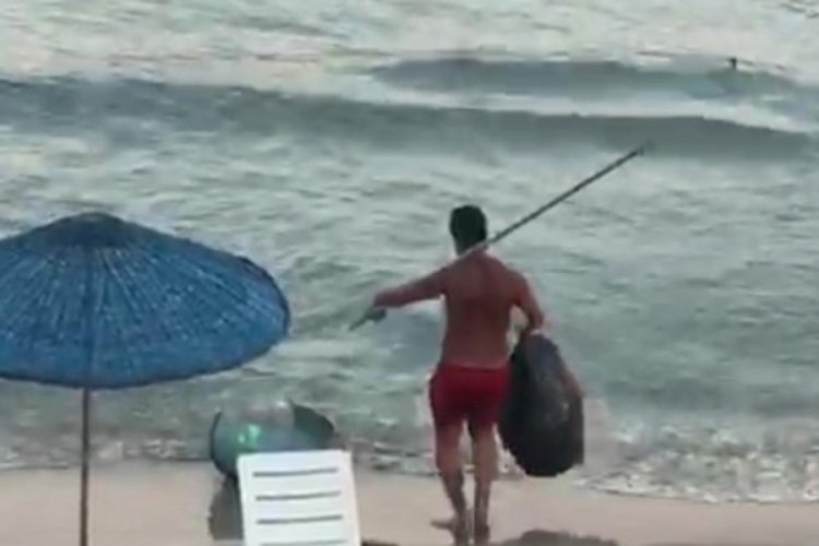 Plajdaki &ccedil;&ouml;p kutularını denize atan kişi g&ouml;zaltına alındı