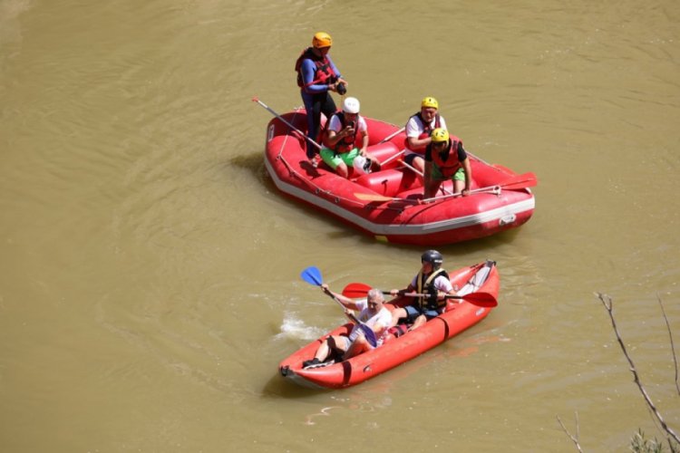 Binali Yıldırım Erzincan'da rafting yaptı
