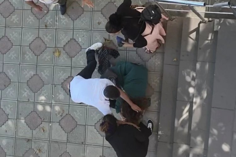 Kocasıyla ilişkisi olduğunu iddia ettiği kadına cadde ortasında saldırdı
