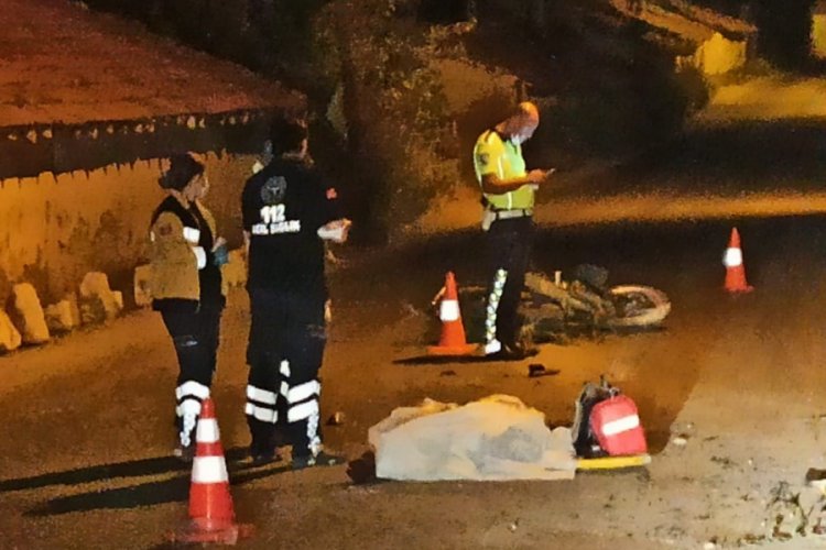 Virajı alamayan motosiklet s&uuml;r&uuml;c&uuml;s&uuml; duvara &ccedil;arptı: 1 &ouml;l&uuml;
