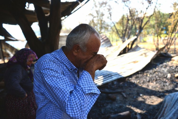 Yangında hayvanlarını ve evini kaybeden Mehmet amcaya yardım yağdı