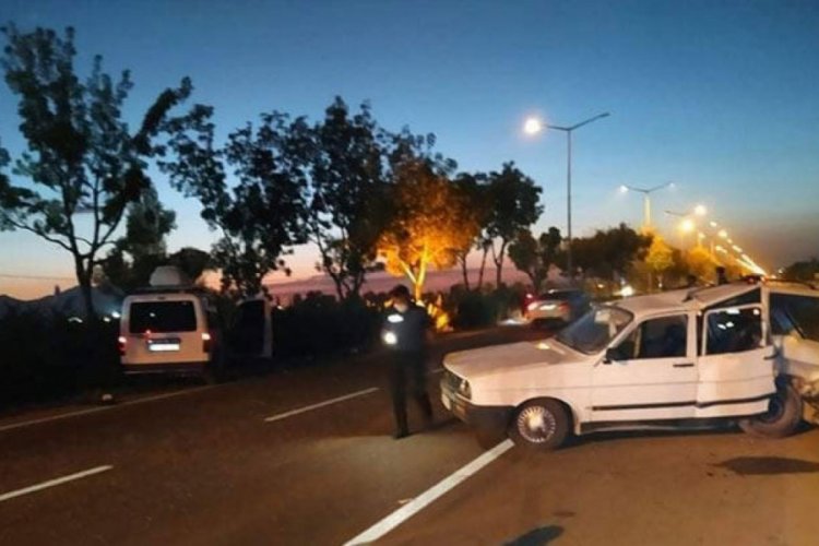 Hafif ticari ara&ccedil;la otomobil &ccedil;arpıştı: 6 yaralı