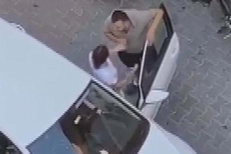 Yol verme kavgası! "Polis &ccedil;ağırın, beni taciz edemezsin"