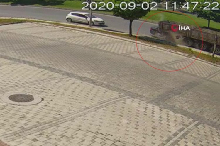 Otomobil tırın altına girdi, s&uuml;r&uuml;c&uuml; &ouml;l&uuml;mden d&ouml;nd&uuml;
