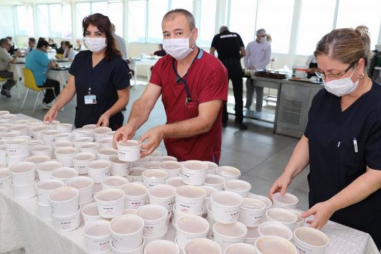 Bursa aşure kazanları sağlık&ccedil;ılar i&ccedil;in kaynadı
