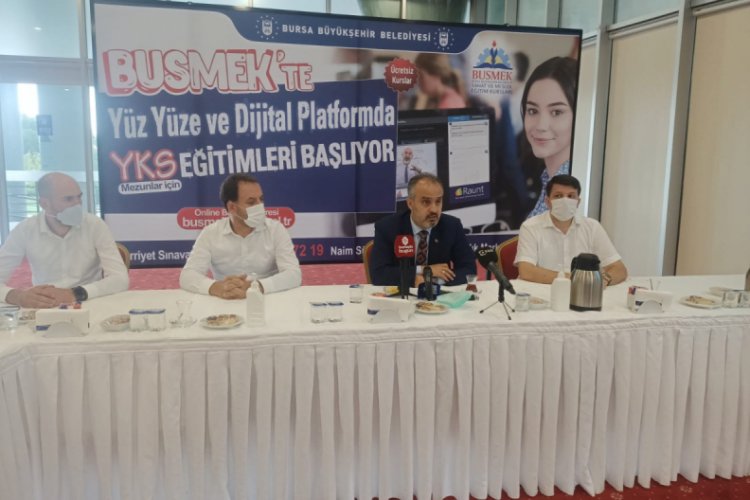 BUSMEK &uuml;niversiteye hazırlanan mezunların yanında