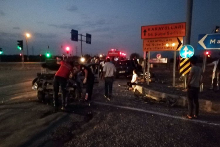 Adana'da iki otomobil &ccedil;arpıştı