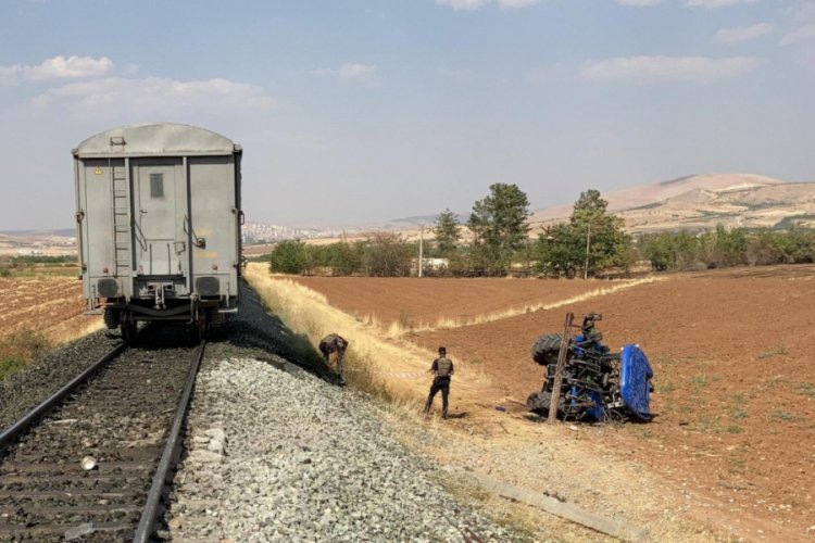 Trenin &ccedil;arptığı trakt&ouml;r&uuml;n s&uuml;r&uuml;c&uuml;s&uuml; hayatını kaybetti