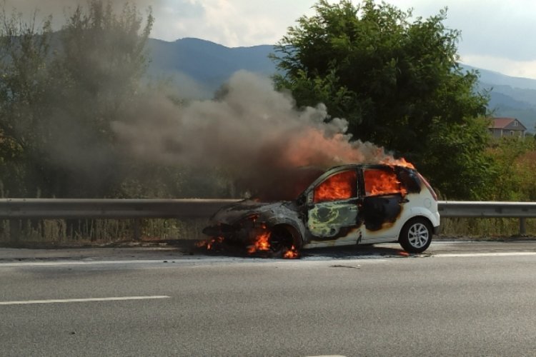 TEM'de otomobil alev alev yandı